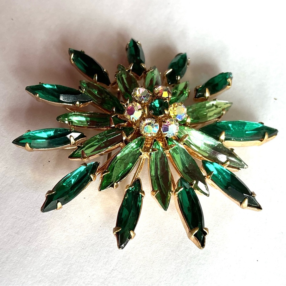 Vintage Stunning Green Floral Brooch with Raised Center